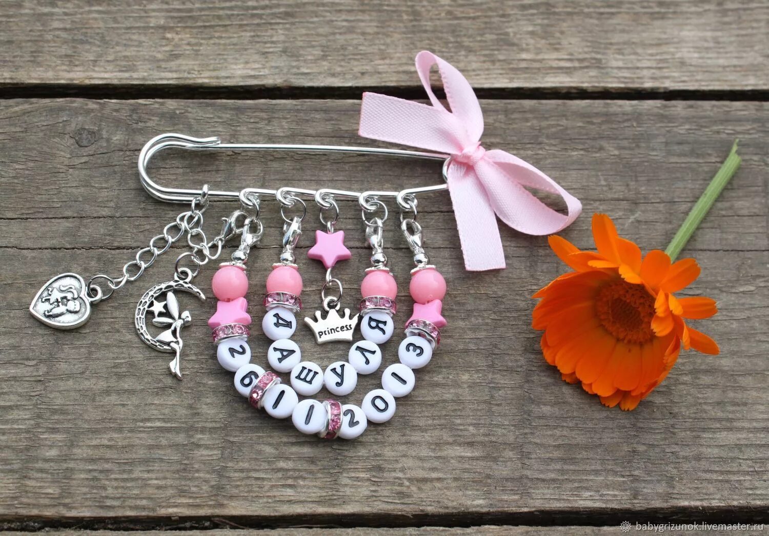 Именная булавка для девочки. Именная булавка для девочки. Именные булавки для детей. Булавка для девочки. Булавка для девочки.