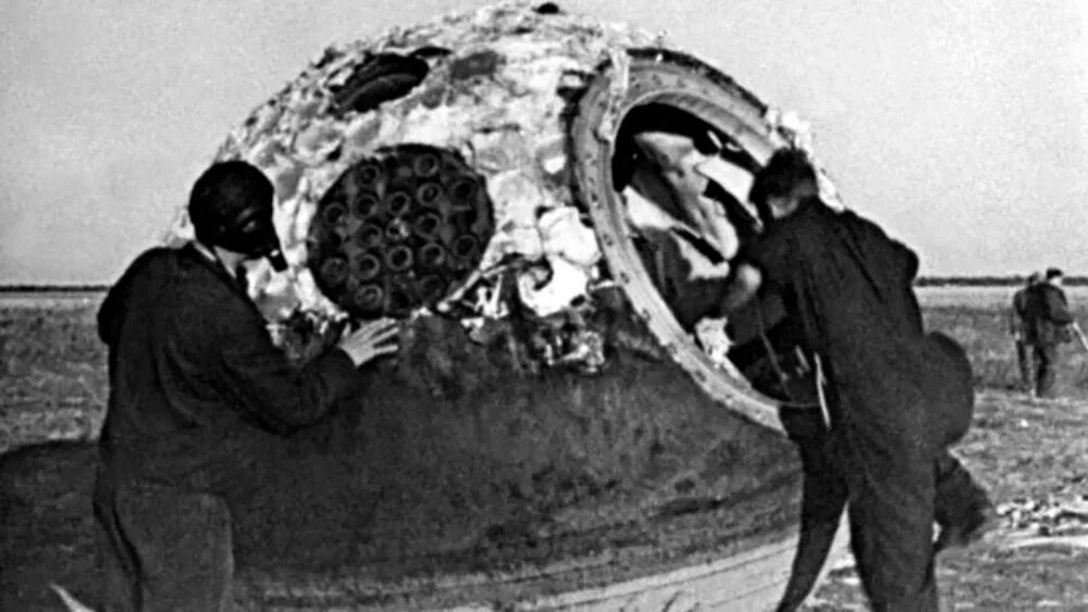 Проблемы первых полетов в космос. Восток 1 Юрия Гагарина после приземления. Спускаемый аппарат Восток 1 Гагарина. Корабль Восток после приземления Гагарина. Капсула приземления Гагарина.