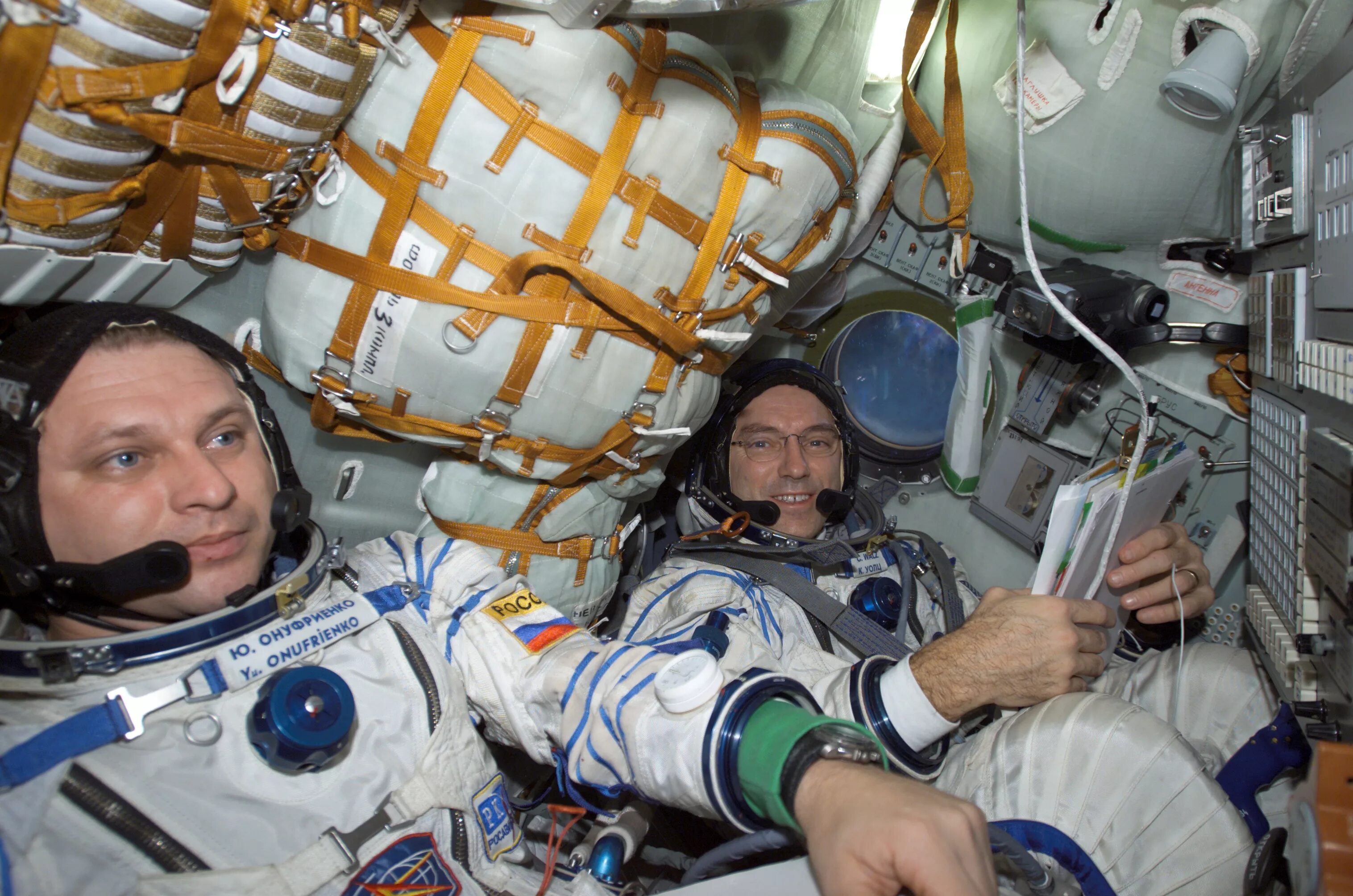 Занимаются ли космонавты. Онуфриенко космонавт. Союз МС 04 Юрчихин корабль внутри. Космонавт в космосе.