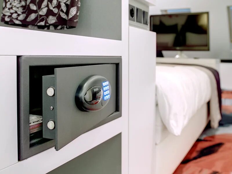 банковские сейфовые ячейки. камера хранения для вещей. ячейки для хранения. сейфовые ящички в гостинице. хранение в гостинице.