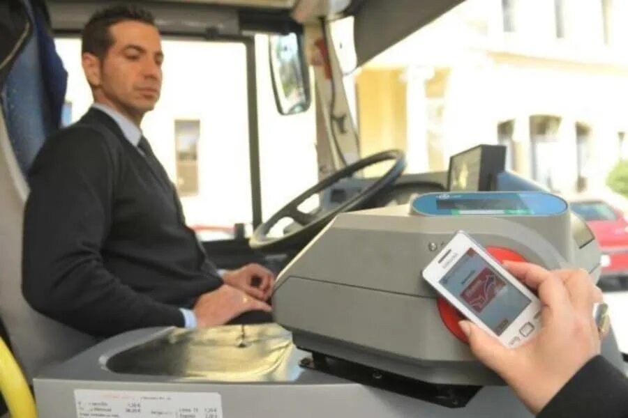 Электронная касса в автобусе. Валидатор в маршрутке у водителя. Автобусах оплата с помощью смартфона. Оплата по мобильному терминалу в автобусе.