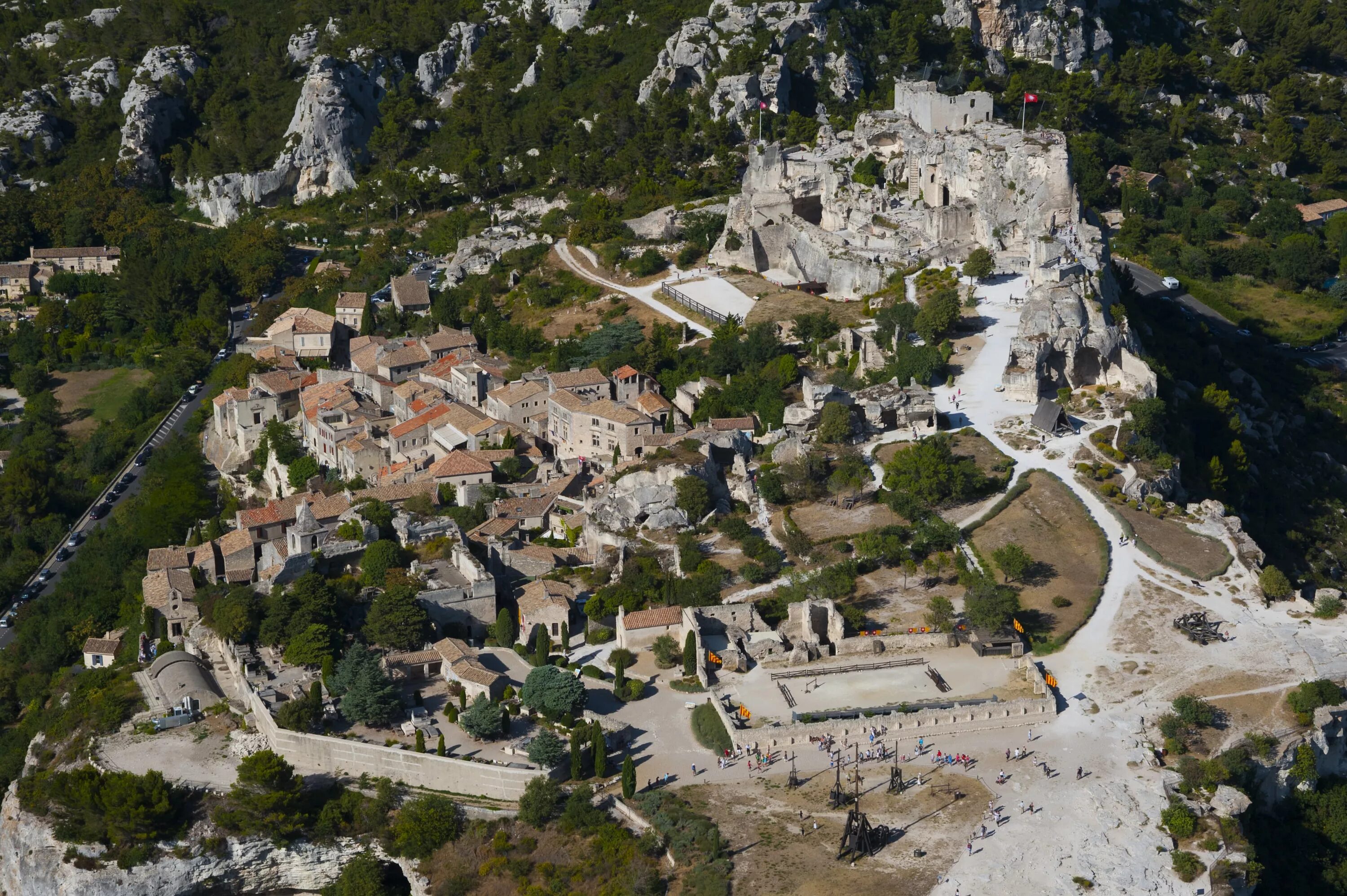 Les baux-de-provence франция. Ле-бо-де-прованс. Древняя каменная деревня ле-бо. Ле-бо-де-прованс. Крепость в провансе в единении со скалой.