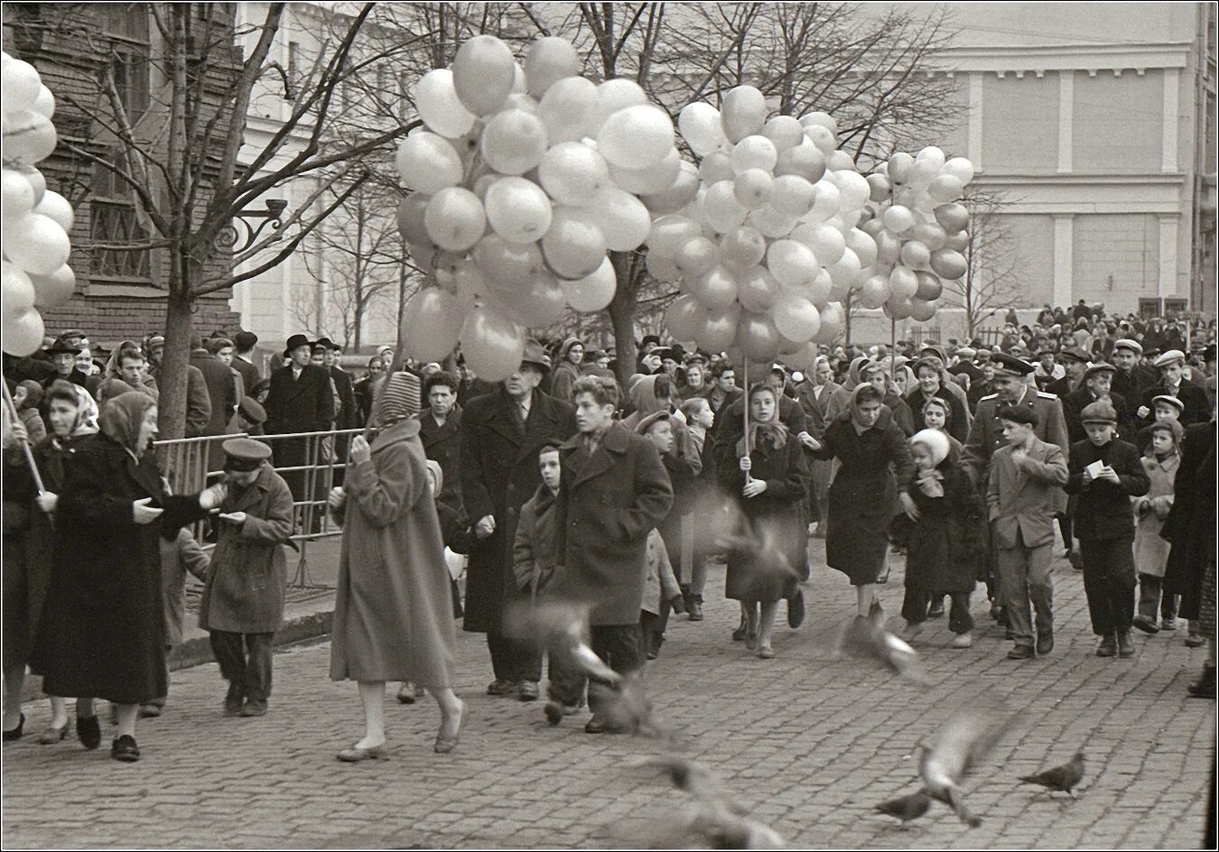 Информация о 60 годах. Первомайская демонстрация в СССР 70е. Первомай 1960 Москва. Первомайская демонстрация в СССР 70е Воронеж. Первомайская демонстрация в Москве, 1960.