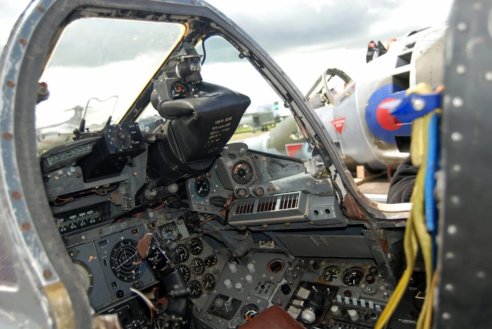Кабина як. English electric lightning f.6 кокпит. кокпит истребителя english electric lightning. lightning f6 cockpit. lightning f6 кабина.