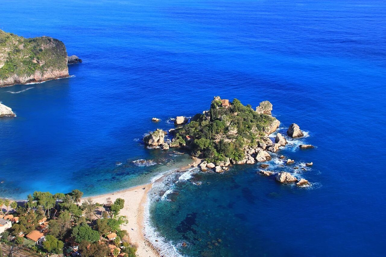 Большие острова средиземного моря. Италия остров Сицилия. Остров тирене Сицилия. Сицилия Тирренское побережье. Средиземное море Сицилия.