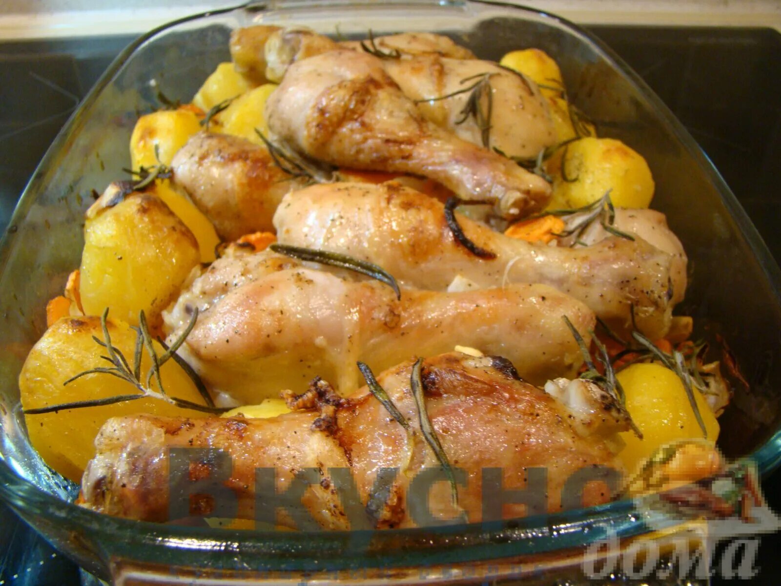 Рецепт курицы в стеклянной посуде. Курица с картошкой. Курица в духовке. Курица с картошкой в духовке. Картофель с курицей в духовке.