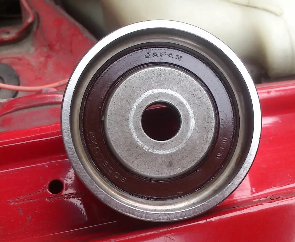 Замена ролика грм. Ролик грм mazda 323 1.5 94-. натяжной ролик грм мазда 323. mazda we0112700 ролик грм. ролик грм мазда 323 bg 1993.