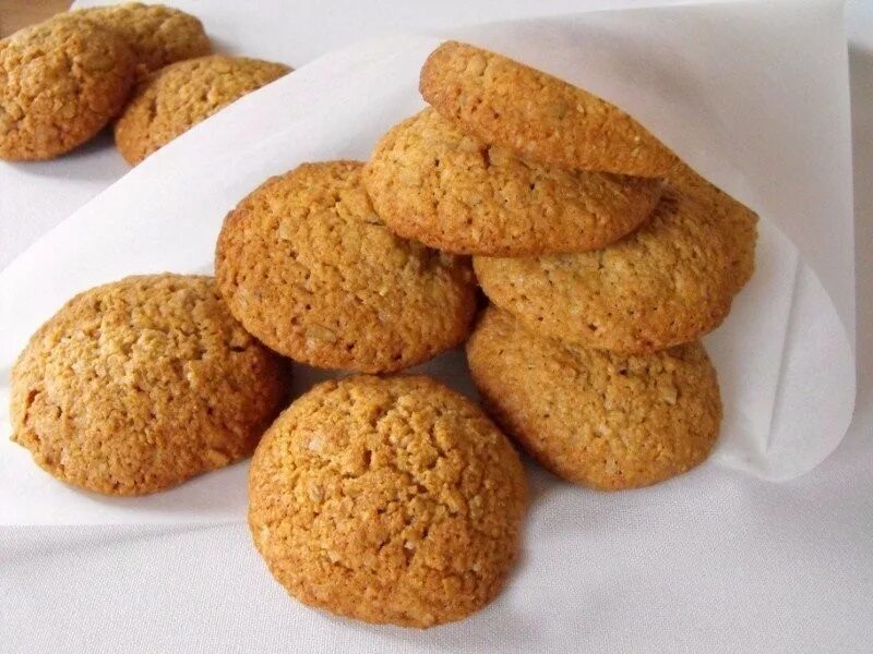 Овсяное печенье рецепт с фото без. Овсяно банановое печенье. Печенье овсяное домашнее. Овсяное печенье рецепт с фото без. Печенье из овсяных хлопьев.