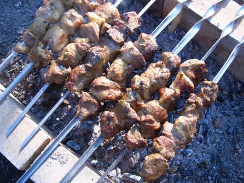Сколько шашлыка получится из 1 кг мяса. 5 кг мяса на шашлык. шашлык из говядины с киви. говядина с киви маринад шашлык. фото 1 кг шашлыка из свинины.