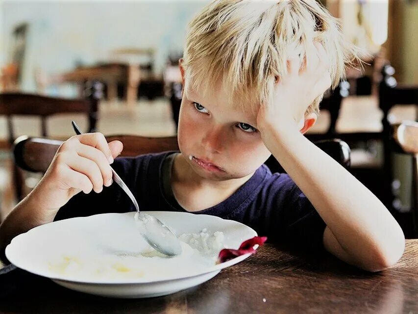 Невкусные продукты. Школьный завтрак. Школьник завтракает. Дети обедают. Мальчик ест.