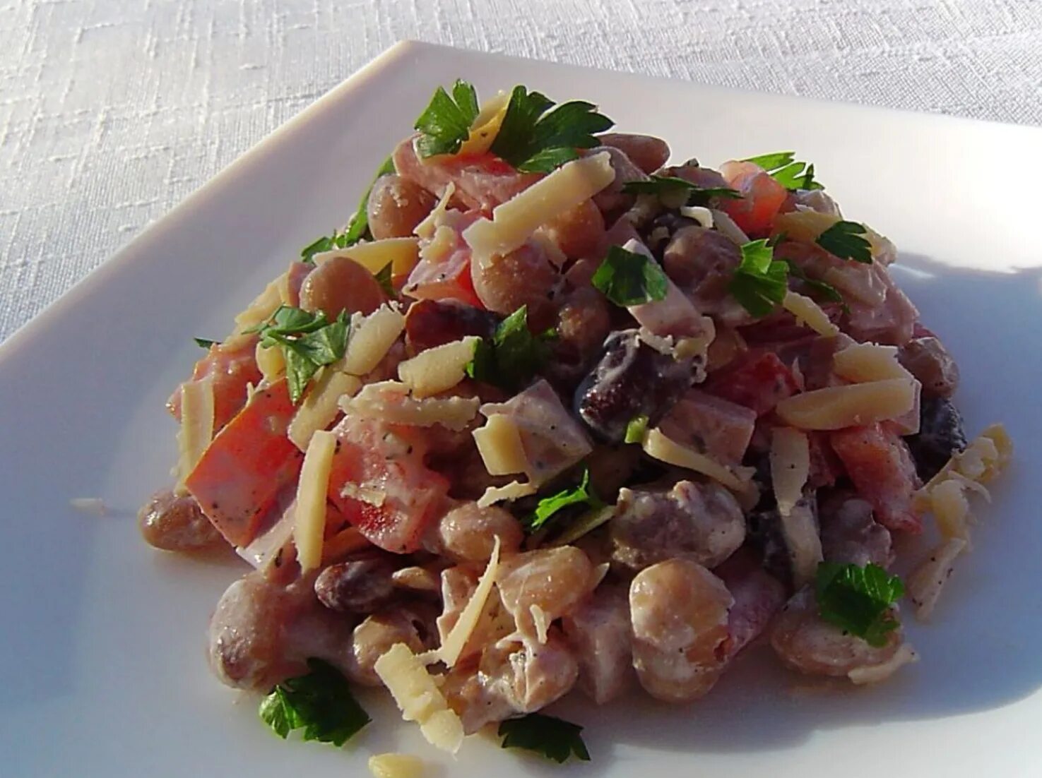 Рецепт салата с фасолью и копченой колбасой. Салат с фасолью и копченой колбасой и помидорами. салат обжорка фасоль колбаса. салат с фасолью консервированной и копченой колбасой и помидорами. салат с красной фасолью и копченой колбасой.