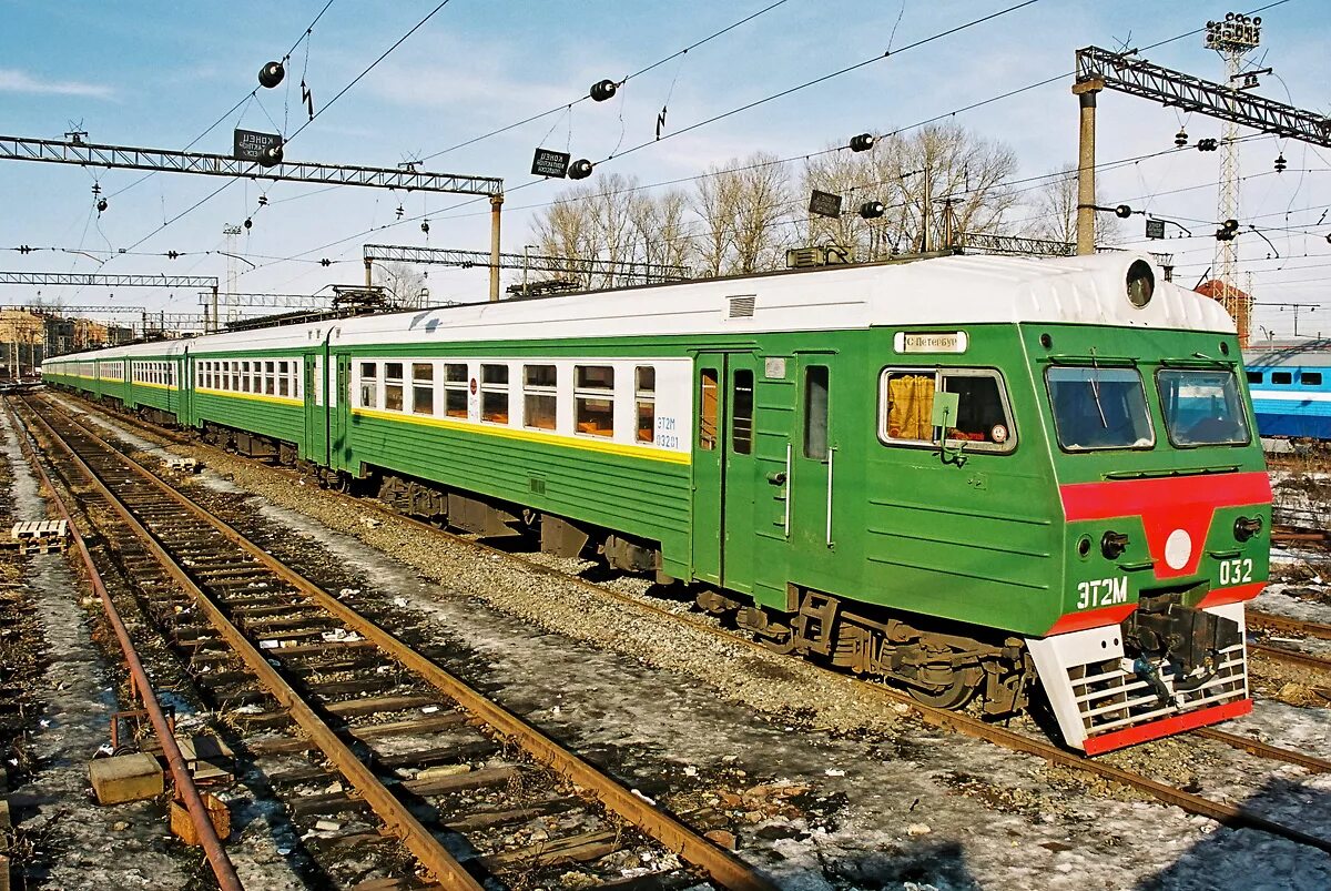 Эт2м зеленая. Электричка зеленый городок. Эт2м 118. Эр2р-701502. Электропоезд эд4м голубой.