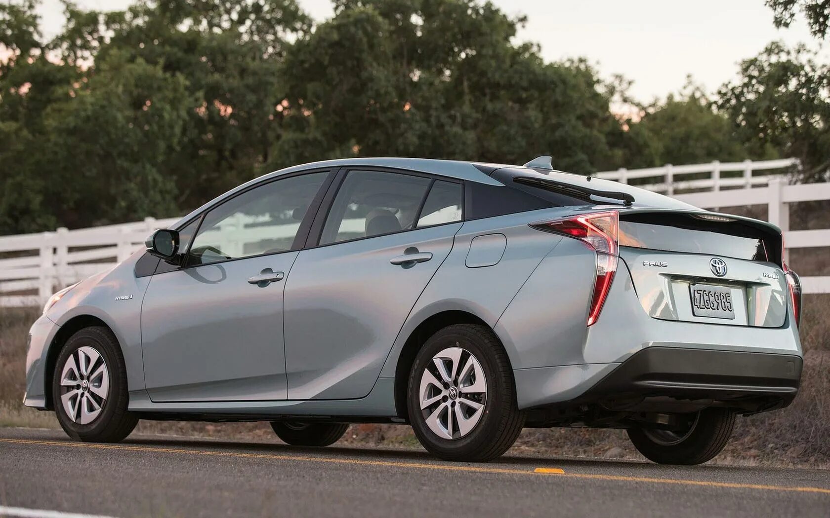 Toyota Prius 2016. Toyota Prius Hybrid 2016. Тойота Приус 40 кузов. Toyota Prius 2018.