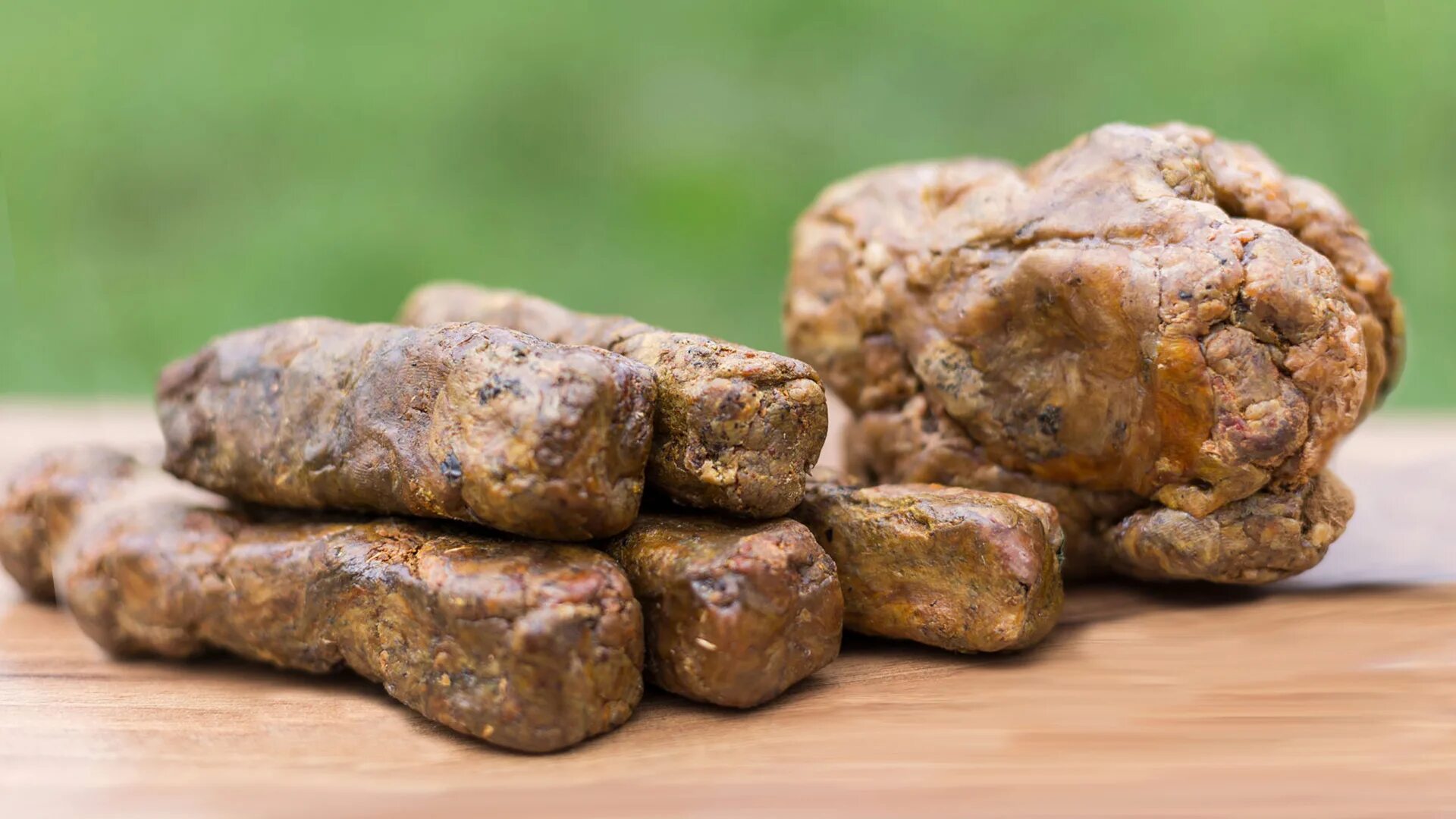 Прополис цвет. Прополис круглый. Прополис цвет. Прополис пчелиный. Прополис свежий.