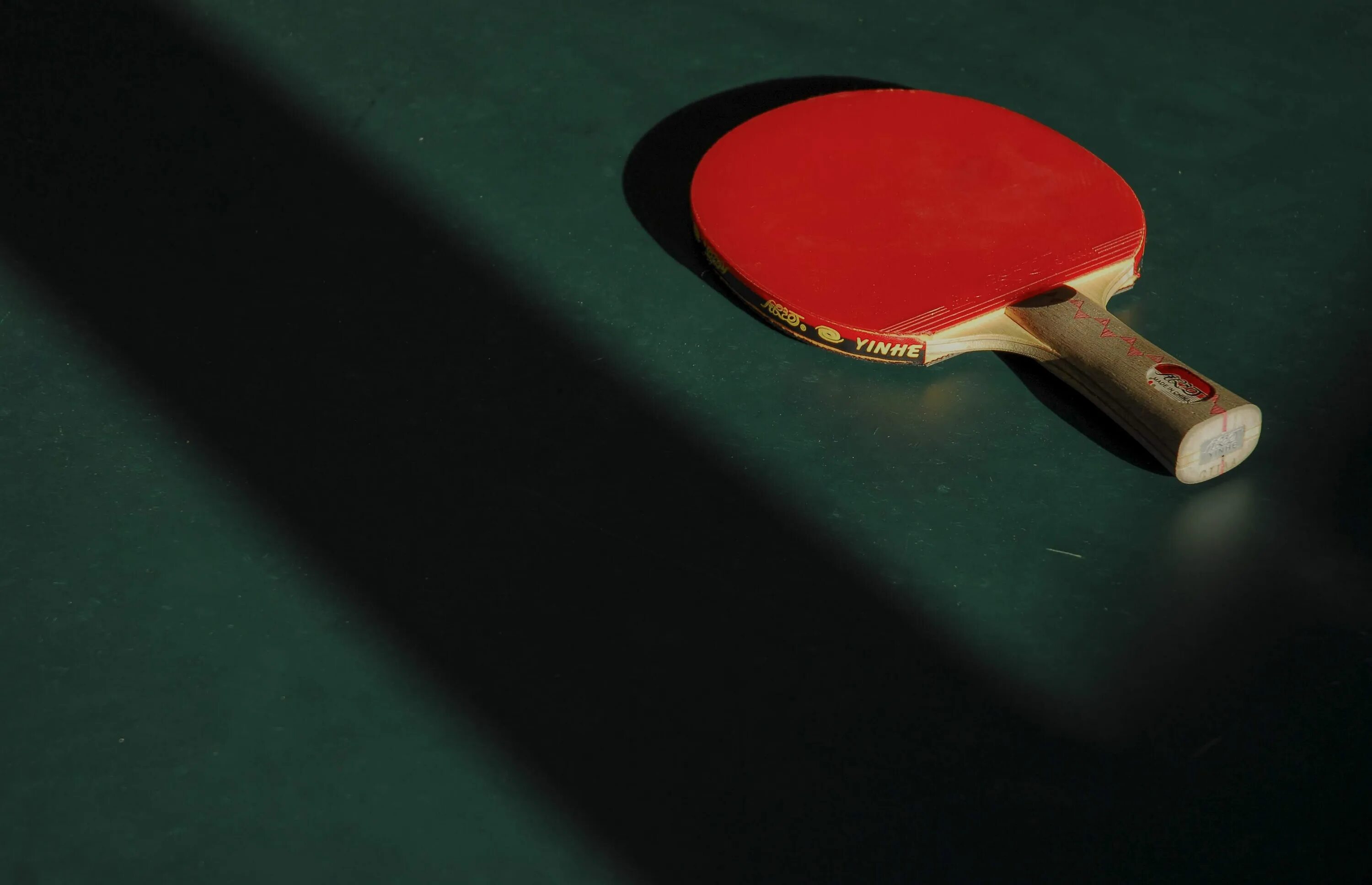 Table Tennis bat. Пинг-понг. Настольный теннис Минимализм. Настольный теннис ракетки на столе. Настольный теннис адрес