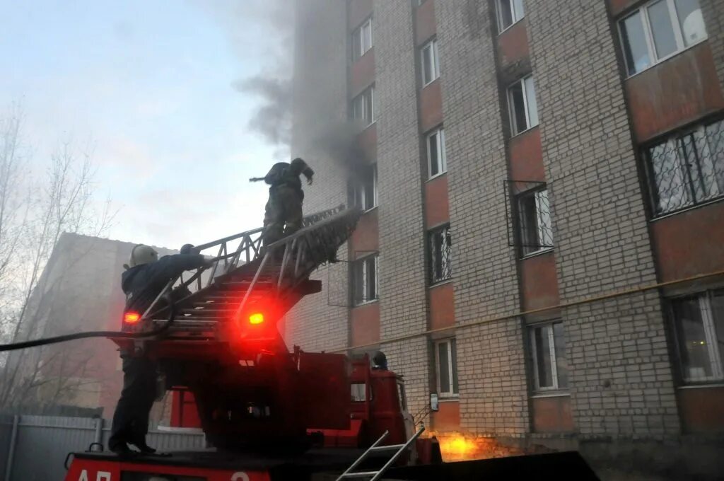 Сгорело общежитие. Общежитие РУДН В Москве пожар 2003. Общежитие РУДН В Москве пожар. Пожар в общежитии РУДН В Москве 24 ноября 2003 года. Пожар в общежитии РУДН.