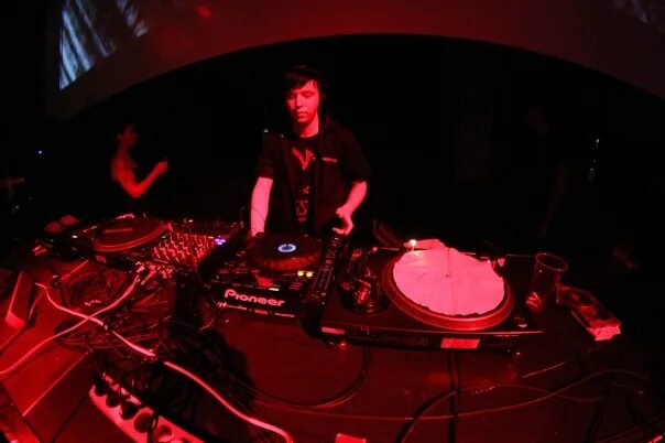 Dj d e d