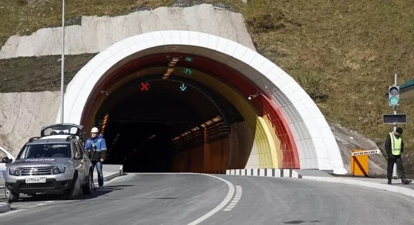 Рокский тоннель северная осетия. Дилижанский тоннель. Заброшенный тоннель метро. Кутузовский автодорожный тоннель. Туннель сюэшань тайвань.