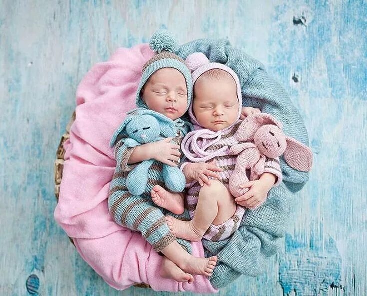 Двойняшки картинки девочка и мальчик. Новорожденные мальчик и девочка. Фотосессия новорожденных близнецов. Фотосессия новорожденных двойняшек. Двойня мальчик и девочка.