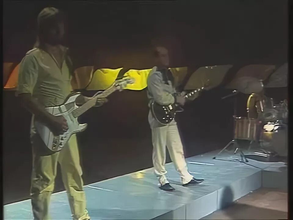 Виктор резников исполнение песен. Любимый мой дворик кто поет. Любимый мой дворик кто поет. Тынис мяги - мой дворик. Виктор резников фото.