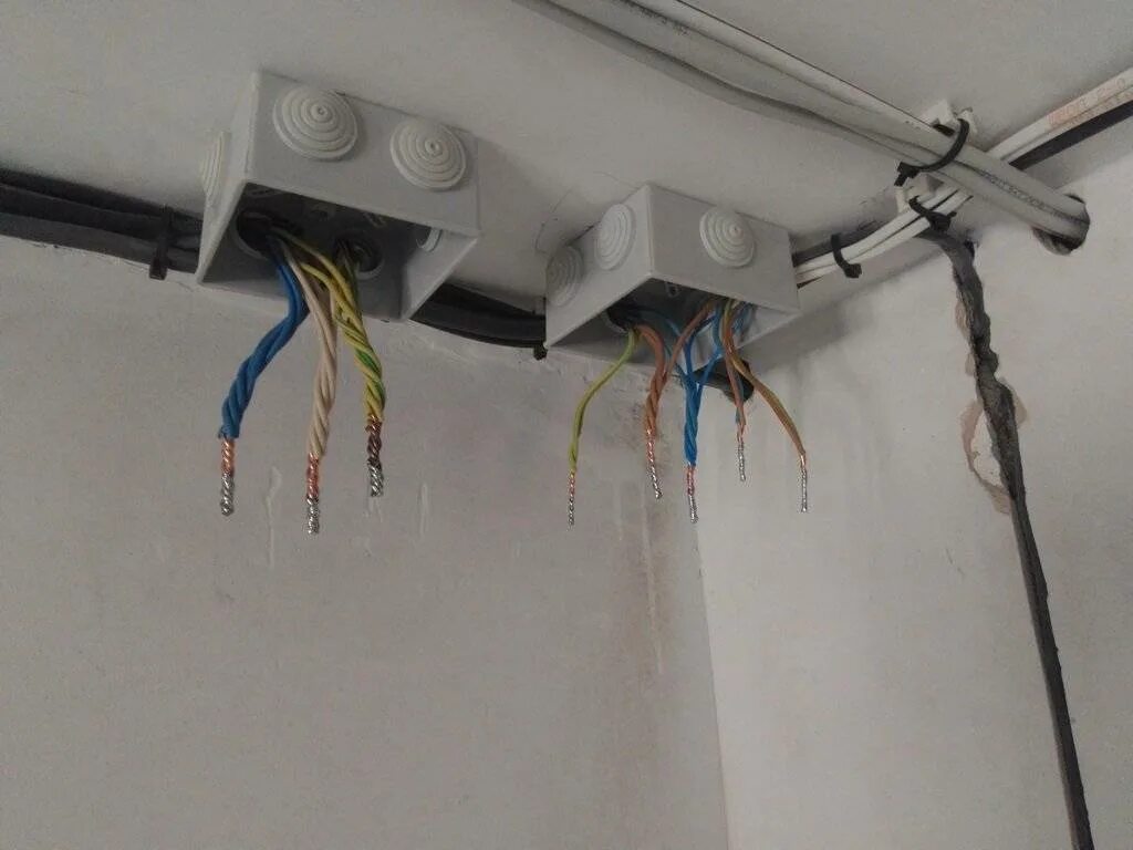 Разводка электрики в доме. Изоляция электропроводки. 30 к-т 302. Есть ли проводка. Схема разводки электропроводки от распредкоробки.