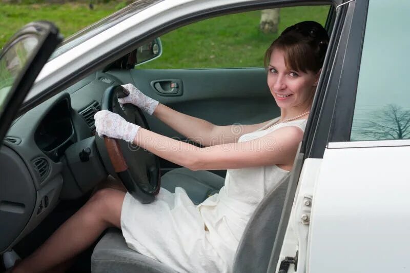 Девушка водитель. Девушка в платье за рулем. Девушка на пассажирском сиденье автомобиля.
