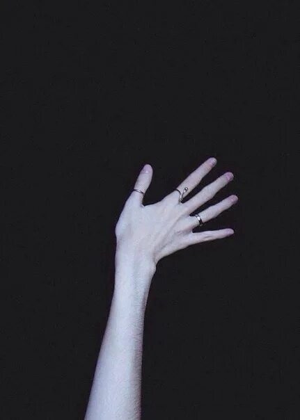 Худые пальцы. Бледные руки. Длинные тонкие руки. Тонкие руки Эстетика. С тонкими запястьями песня