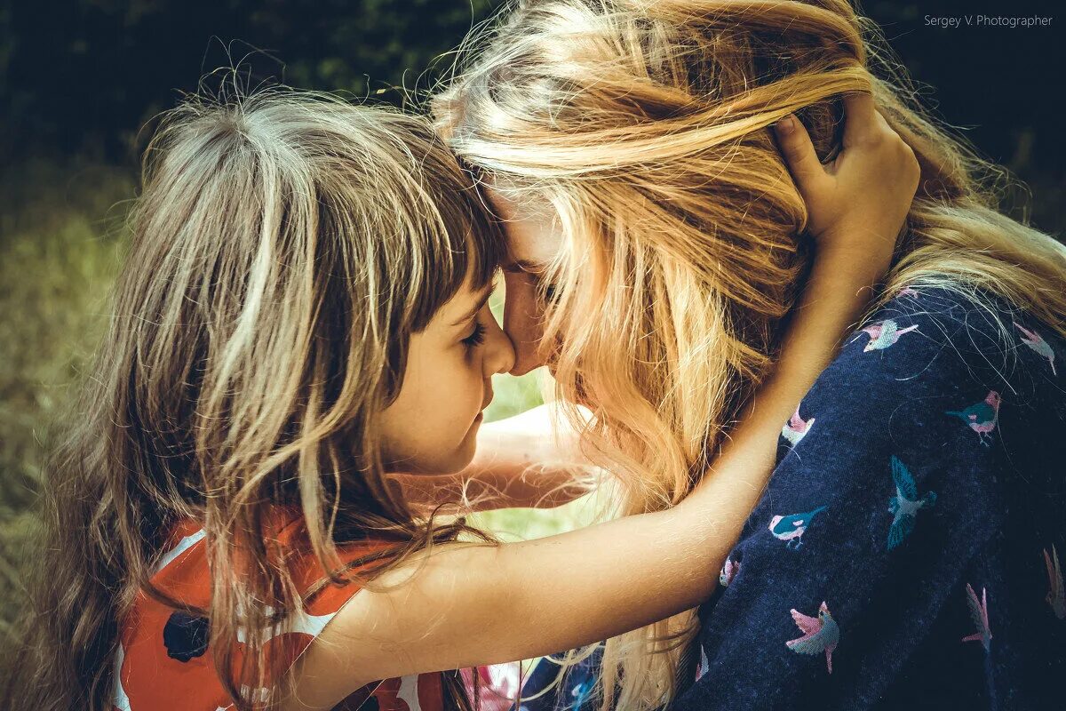 Дочь любит девочку. Любовь мамы и Дочки. Мама с дочкой обнимаются. Мать обнимает дочь. Любовь матери к дочери.