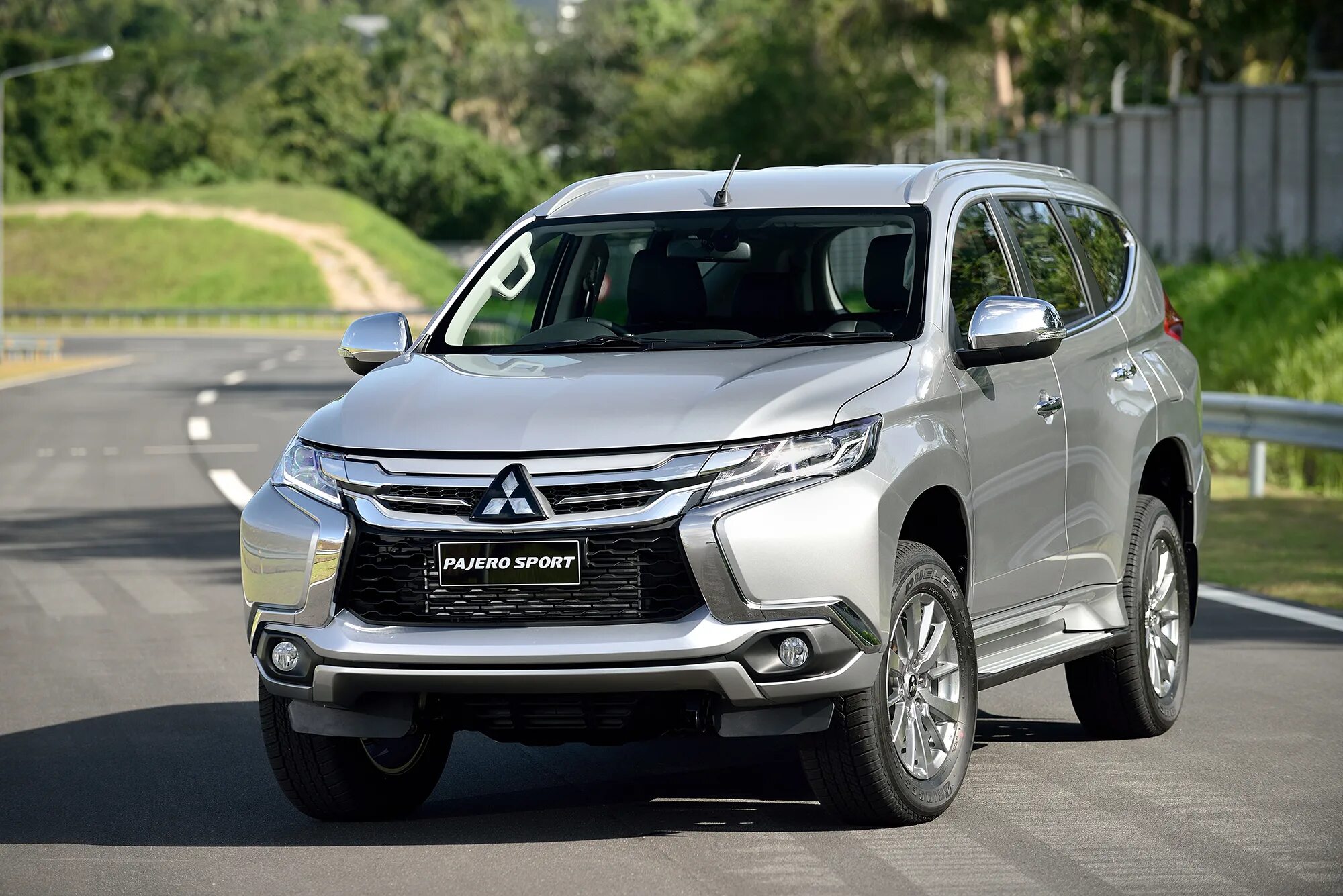 Mitsubishi pajero 2016. Новый Mitsubishi Pajero Sport. Новый Митсубиси Паджеро спорт 2021. Mitsubishi Pajero Sport 2016. Pajero Sport 2016.