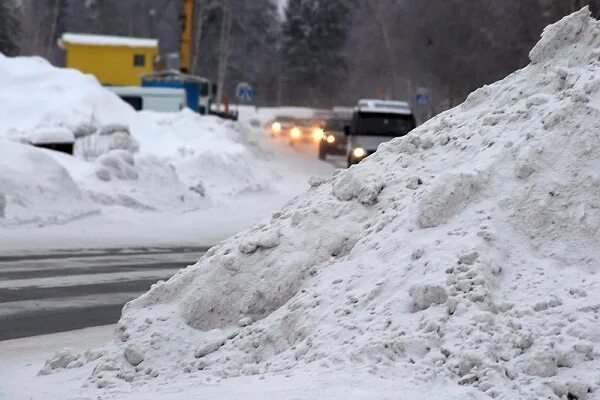 На сугробах видны. Сугробы на обочине. Куча снега на дороге. Сугробы на дороге. Снежная дорога сугробы.