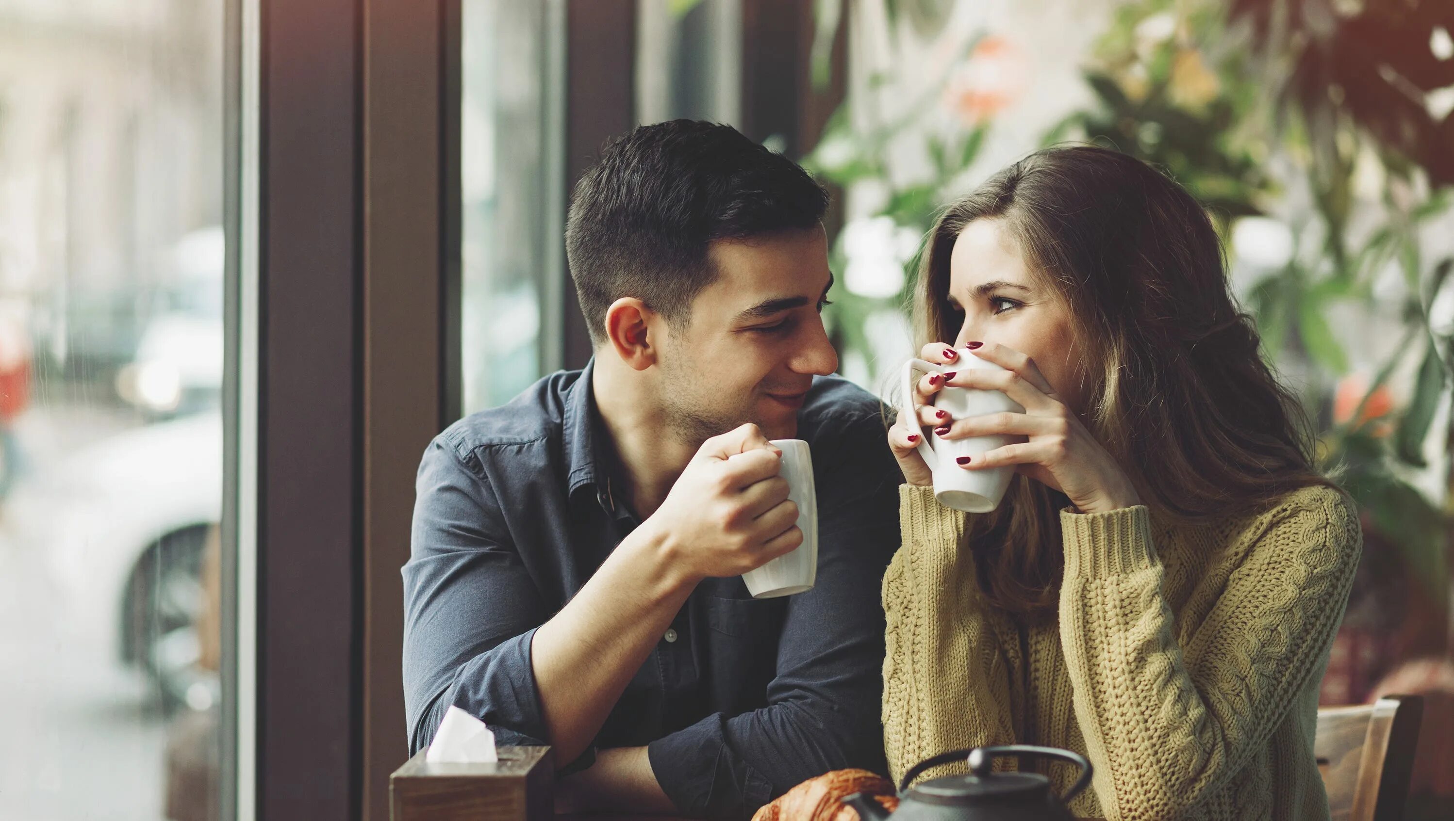 Девушка и мужчина. Мужчина и женщина в кафе. Парень и девушка пьют кофе. Мужчина и женщина в кофейне. Свидание с любимым человеком
