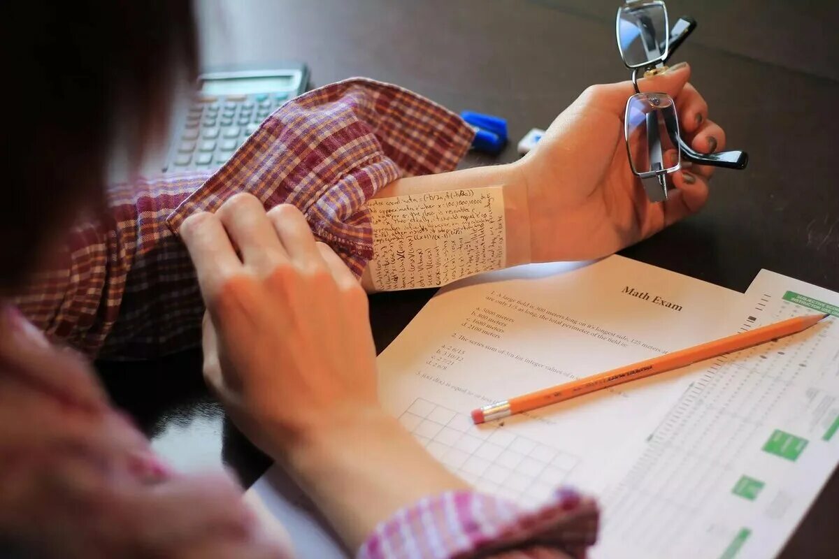 She won t pass the exam. Списывает на экзамене. Списывание на экзамене. ЕГЭ списать. Шпаргалки на экзамен.