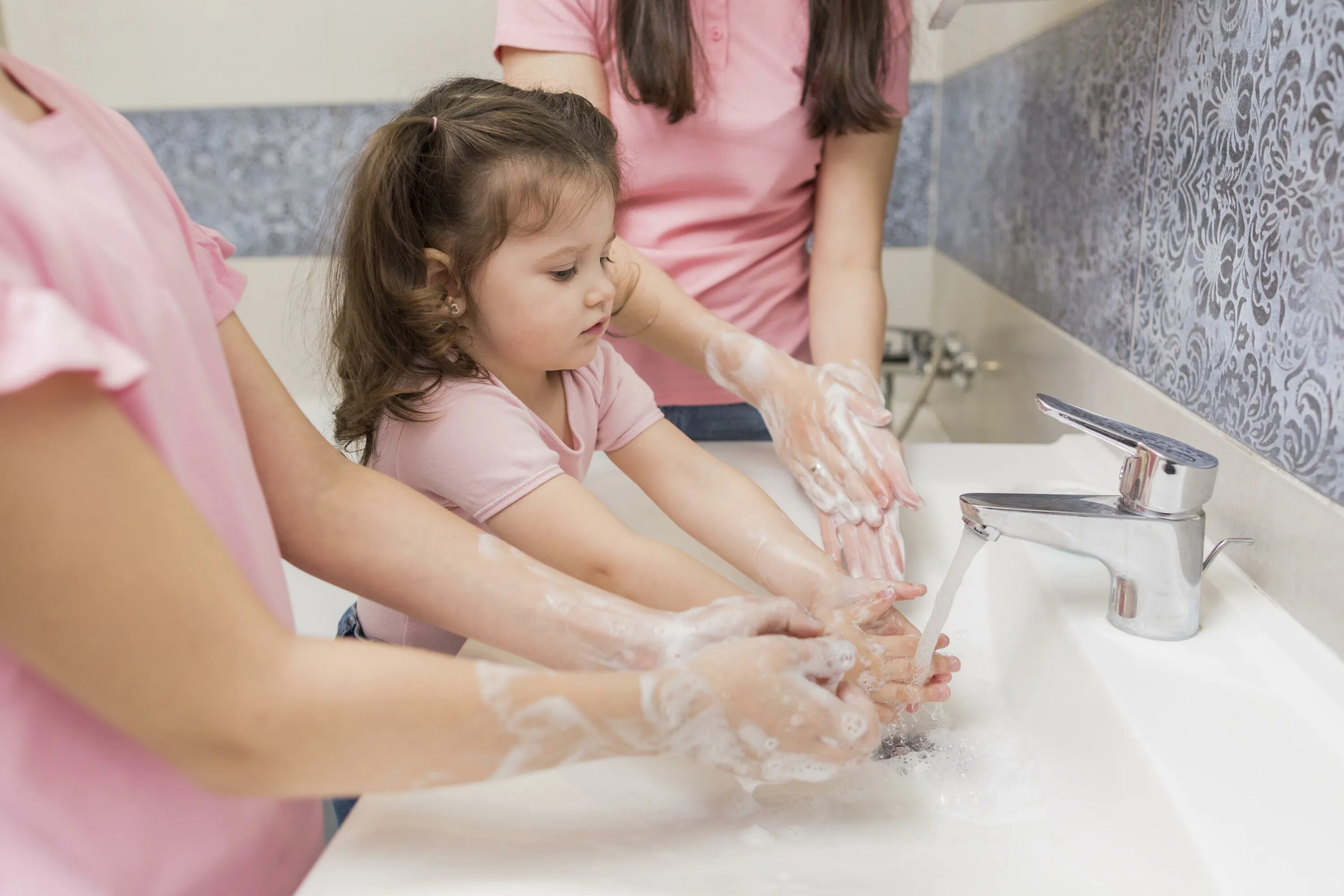 Мытье. Ребенок моет руки. Мытье рук дети. Детская гигиена. Гигиена мытья рук.