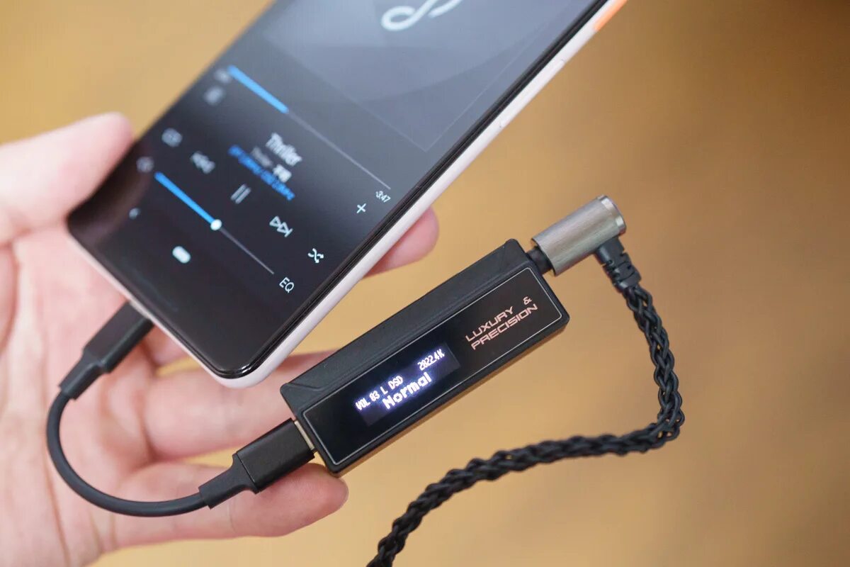 5 цап. Цап для iphone. Цап для iphone. Портативный усилитель для айфона. Чехол с усилителем сигнала для iphone.