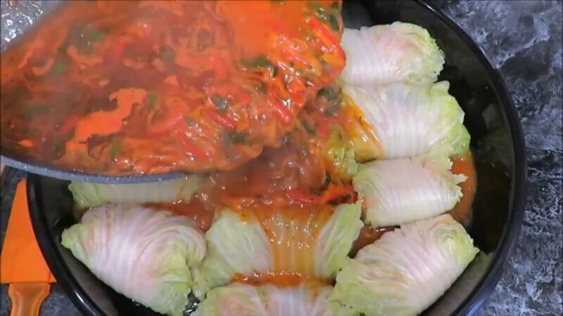 Голубцы из свежей в духовке. Голубцы из свежей в духовке. Голубцы в кастрюле. Голубцы в соусе. Голубцы в духовке.