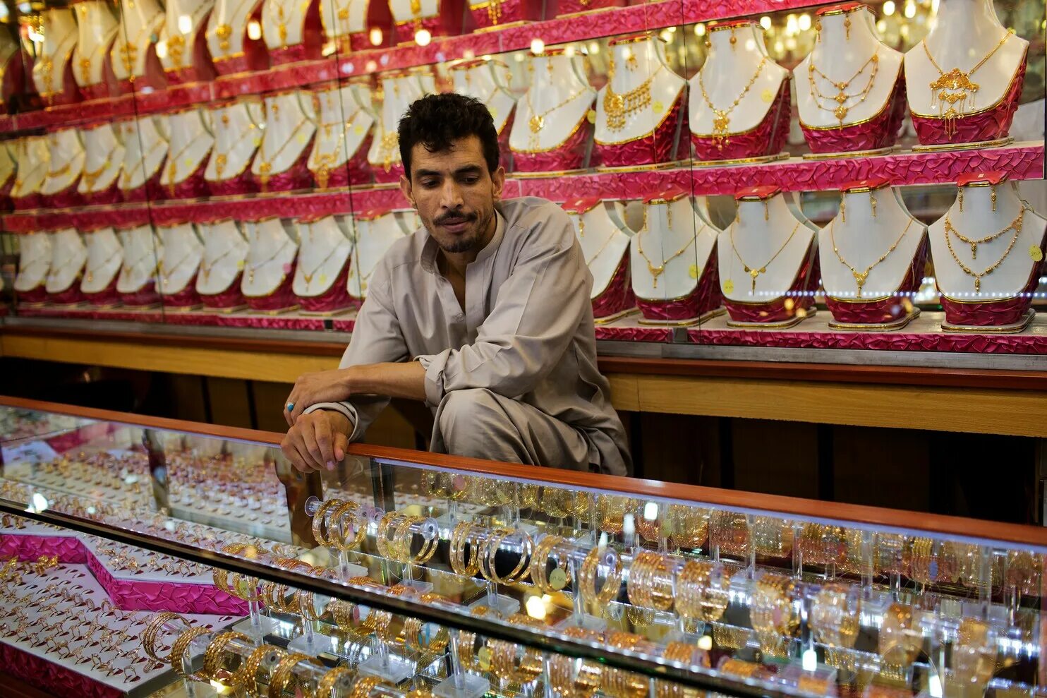 Запасы золота в Афганистане. Каримов с золотым слитком. Запасы золота в Афганистане фото.