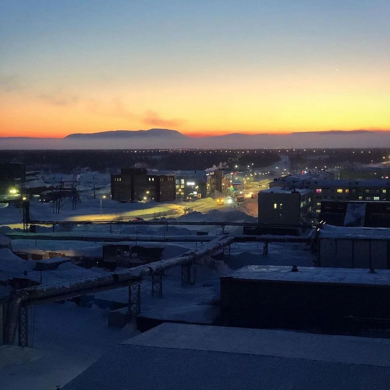 Мрачный лес зомби. В городе наступает ночь. Полярная ночь в талнахе. Вечер наступил. В городе наступает ночь.