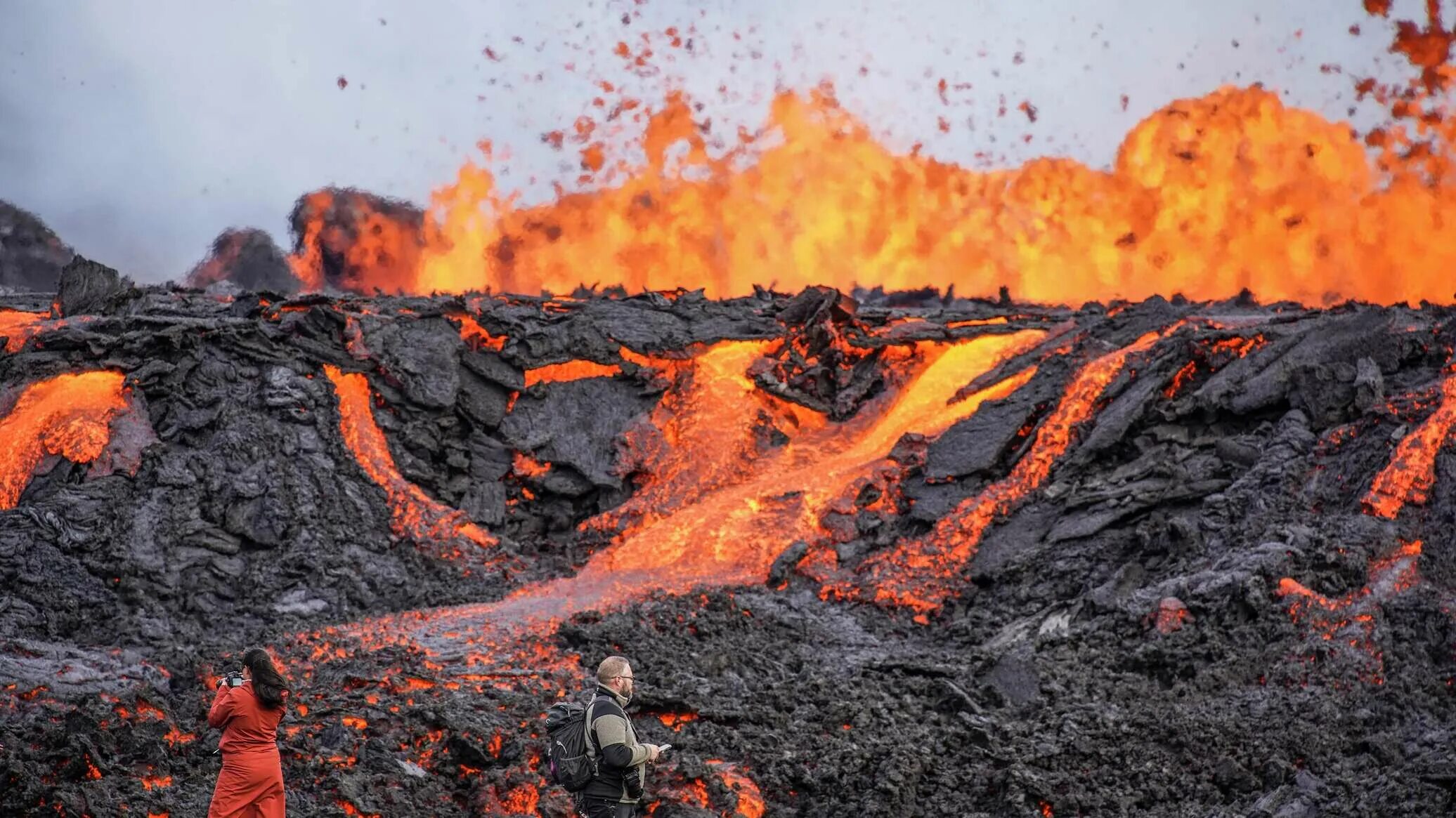 Сильные землетрясения извержения вулканов мощные гейзеры. Вулкан в Исландии фаградальсфьядль. Извержение вулкана на Камчатке 2022. Извержение вулкана в Исландии Эйяфьятлайокудль. Рейкьявик Исландия вулканические лава.