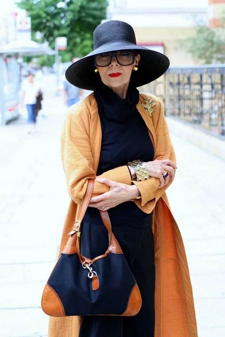 Элегантные женщины 50. Кармен делль’орефиче сумочки. Ари сет коэн. Женщины в возрасте модные стильные. Стильные дамы элегантного возраста.
