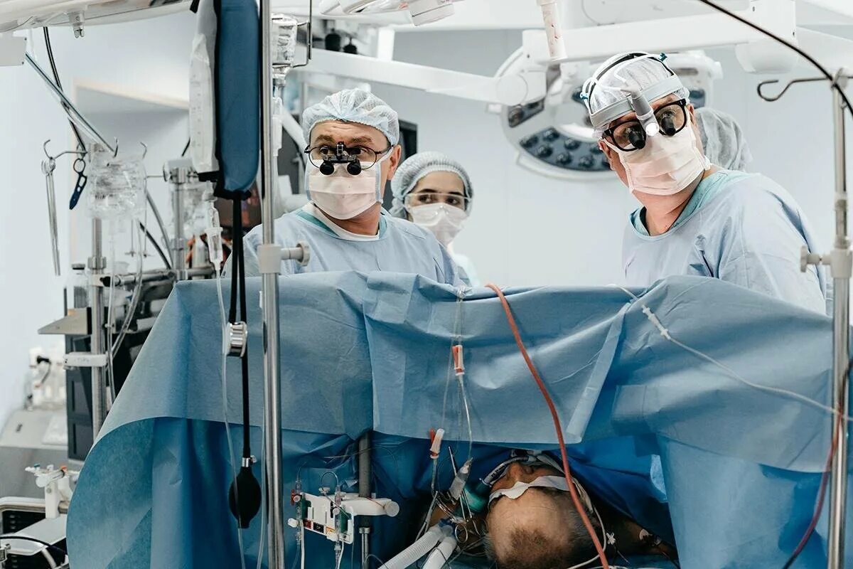 Трансплантолог. Хирург трансплантолог. Черные трансплантологи.