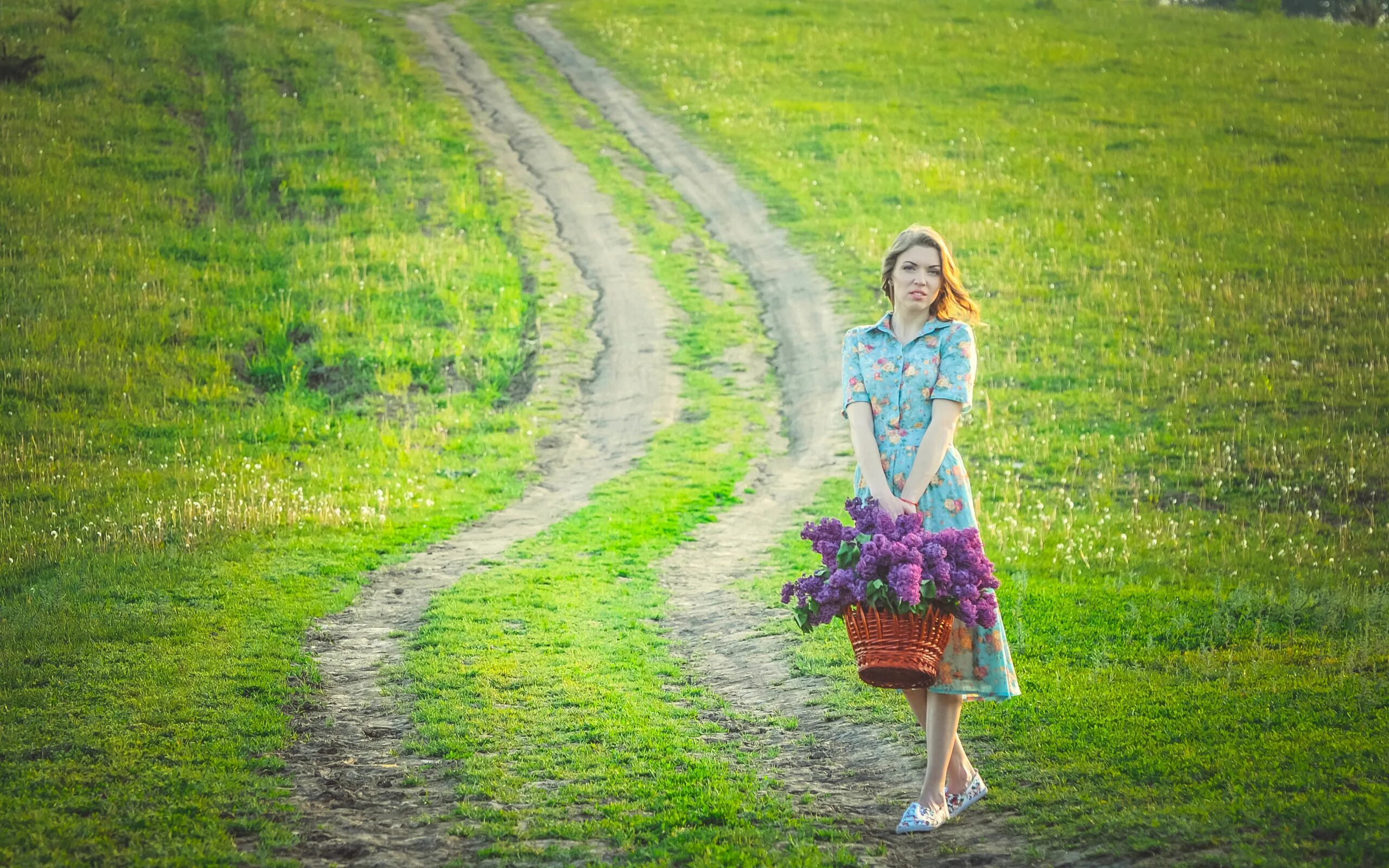 Лето станет длиннее. Весенняя девушка. Девушка весной. Девушка в поле.