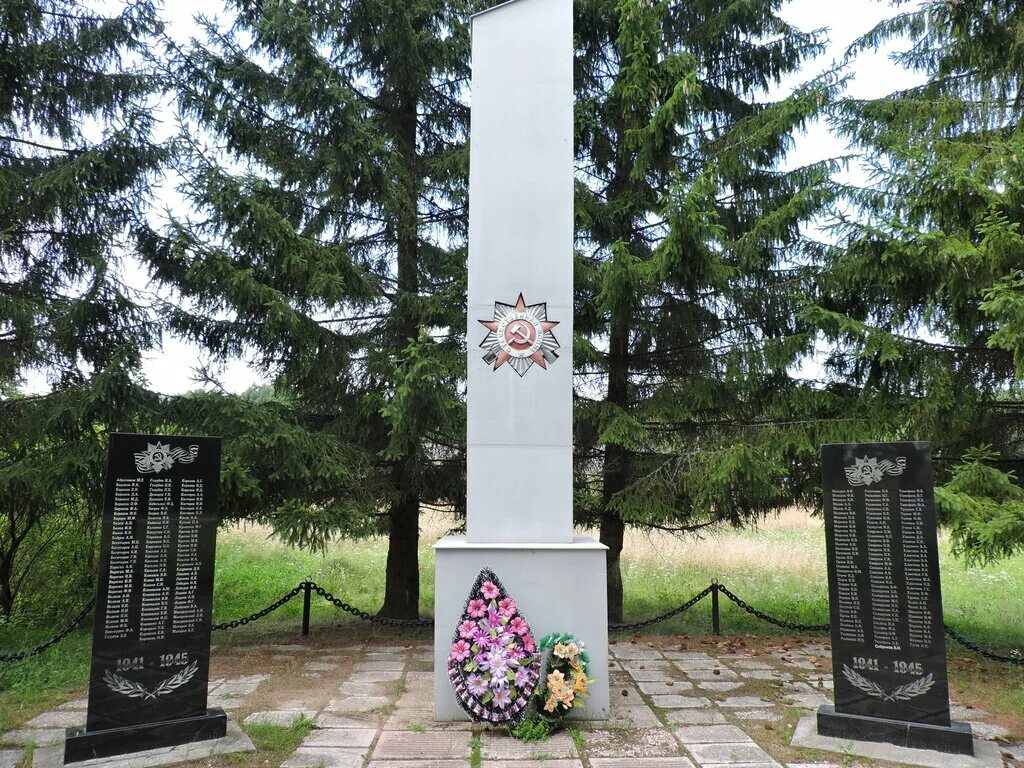 Памятники обелиски великой отечественной. Мемориал Обелиск. Мемориал памятник павшим ВОВ. Обелиск павшим воинам село Кочкарь. Обелиск павшим воинам в Великой Отечественной.