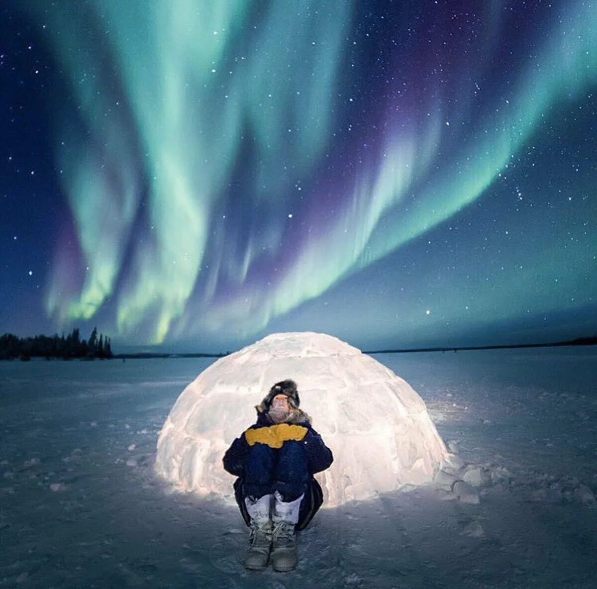 Териберка северное сияние. Полярный человек. Полярный человек. Человек на фоне северного сияния. Полярный человек.