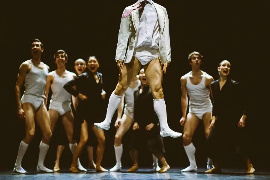 Голландский театр танец в костюмах толстых gros. Дворец творчества. Танцевальный театр. Танец интригой. Танго танец.