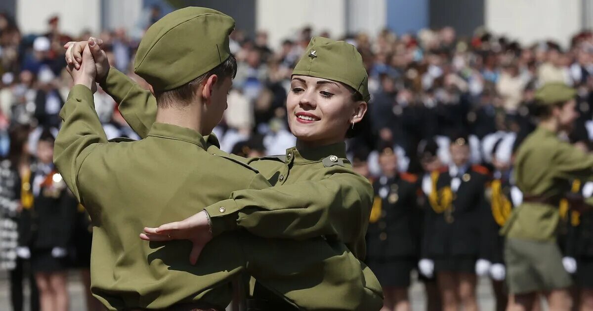 Вальс Победы. Военная форма для танца. Военные танцуют. Солдаты танцуют.