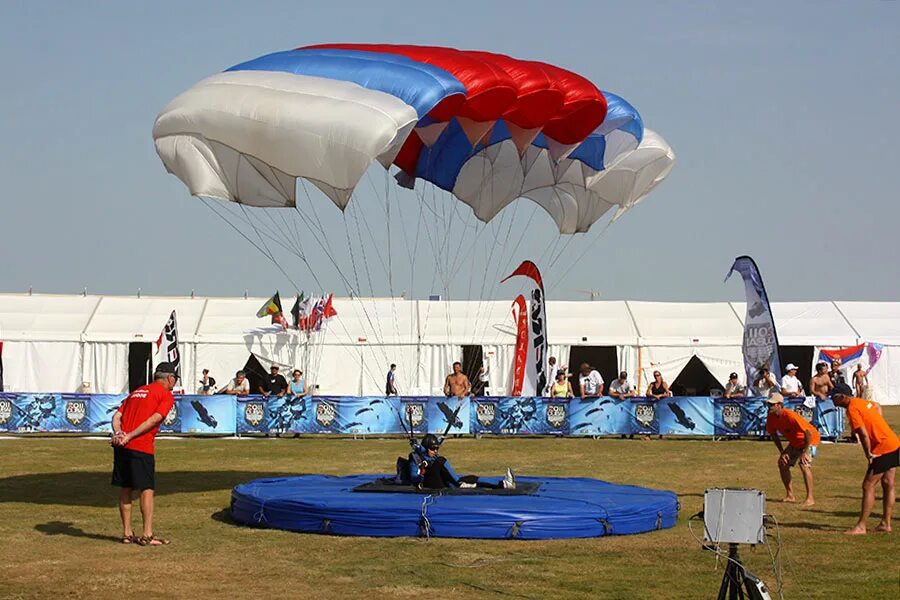 Соревнования на точность приземления. Прыжки с парашютом на точность приземления. Точность приземления парашютный спорт.