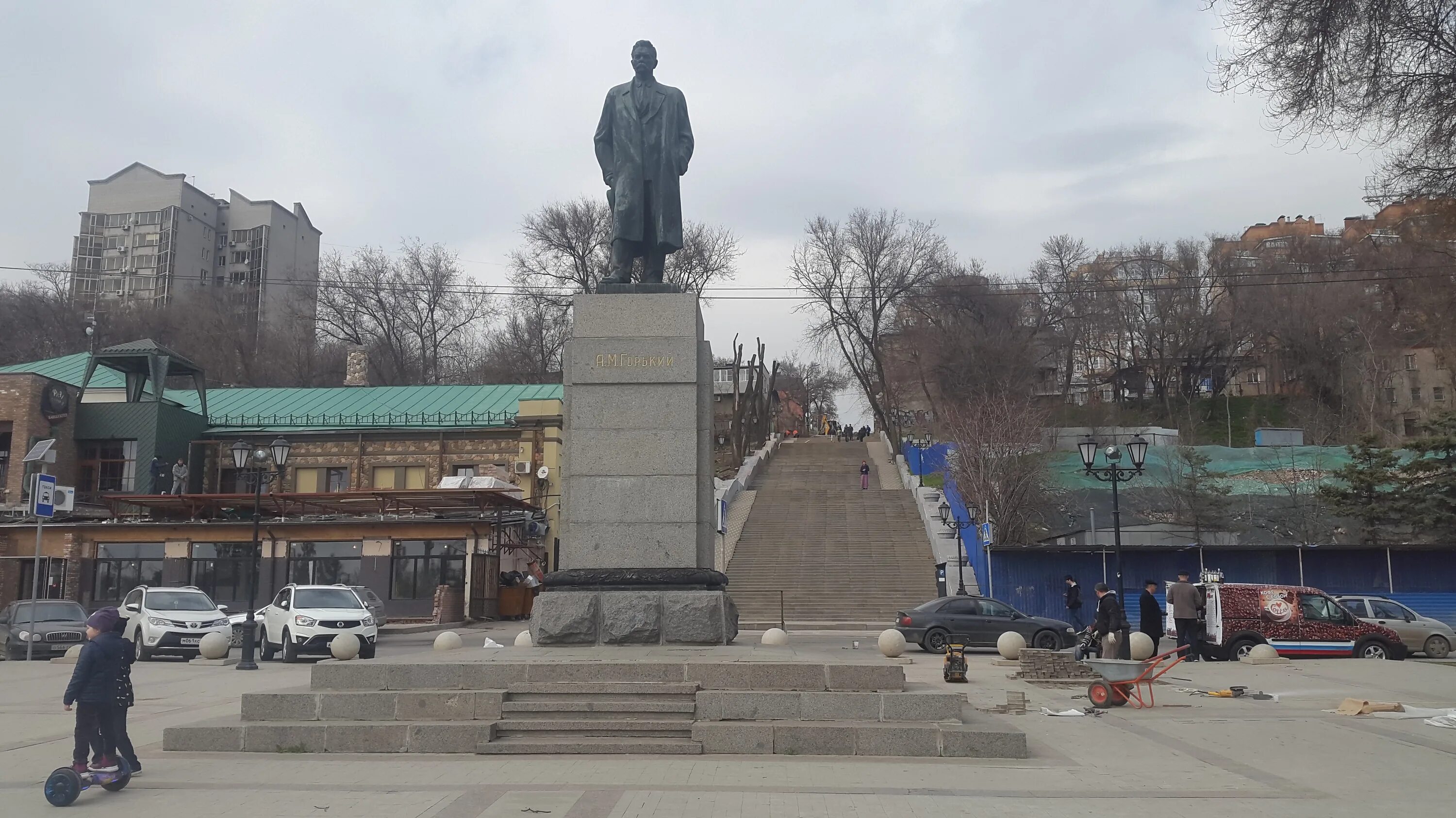 Памятник Горькому в Нижнем Новгороде. Памятник Горькому Горьковский Волгоград. Памятник Горькому в Нижнем Новгороде на площади Горького. Станция Максима Горького памятник Горькому Волгоград.