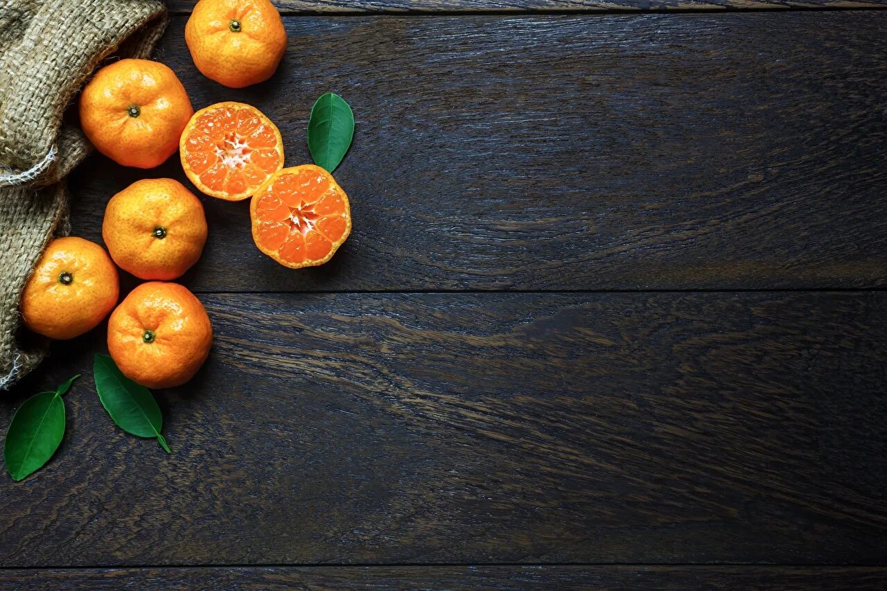 Апельсины на деревянном фоне. Фрукты на деревянном фоне. Фотофон мандарины. Апельсины на темном фоне. Темный мандарин