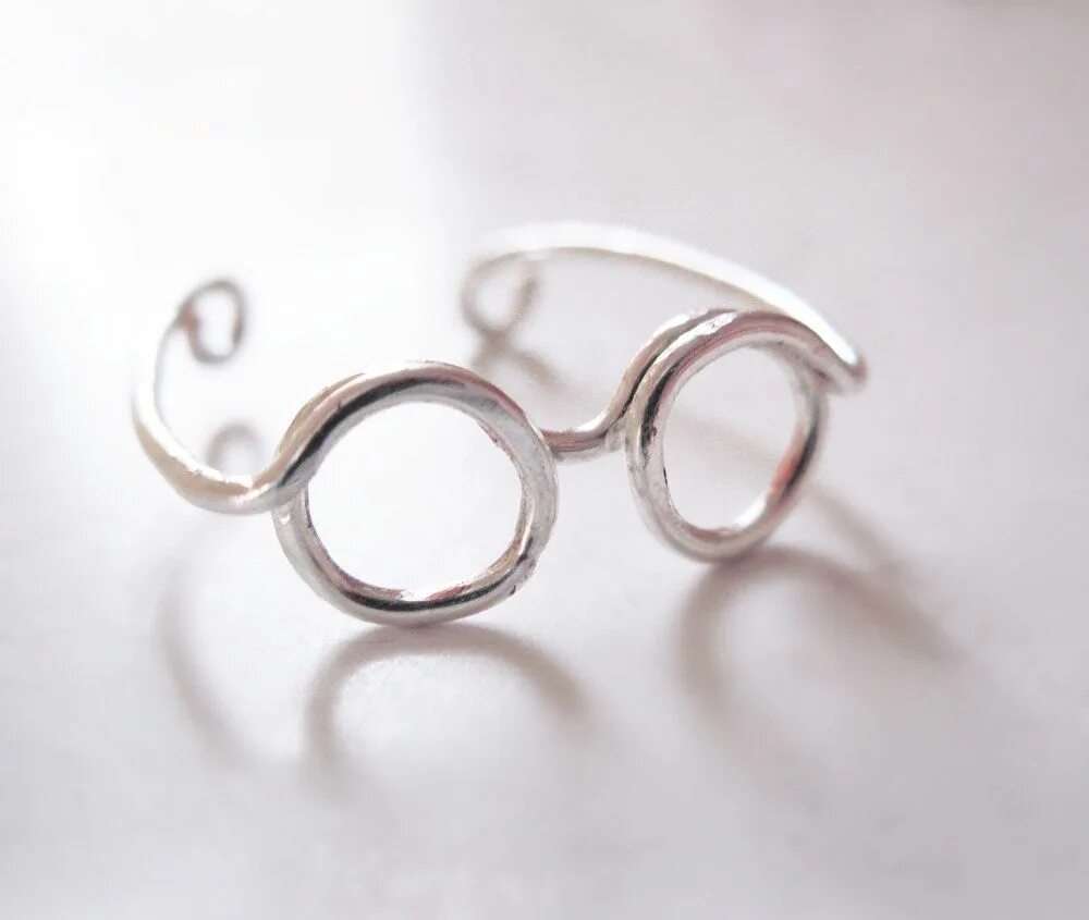 Ring glasses. Кольцо из серебряной проволоки. Кольцо из проволоки с буквой к. Кольцо своими руками. Очки с кольцом.