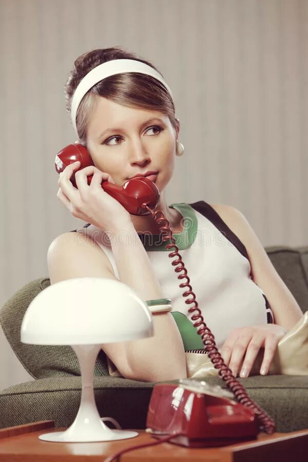 Украинское домашнее разговоры. Женщина с телефонной трубкой. Девушка с телефоном. Женщина говорит по телефону. Девушка с дисковым телефоном.
